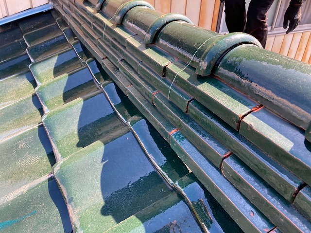 使用されている瓦は釉薬瓦です